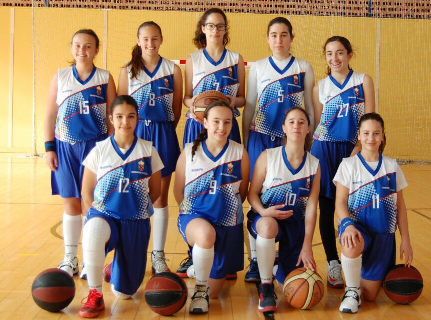 El Equipo Infantil Femenino De Baloncesto De Tomares Campeon De