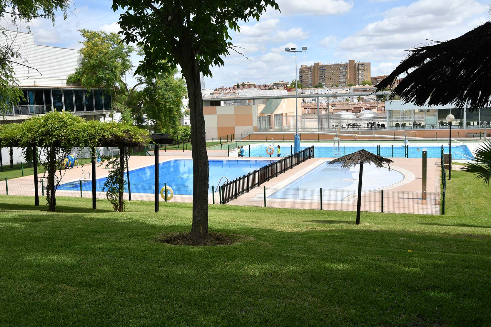 LA PISCINA MUNICIPAL DE TOMARES ABRE SUS PUERTAS | Ayuntamiento de Tomares