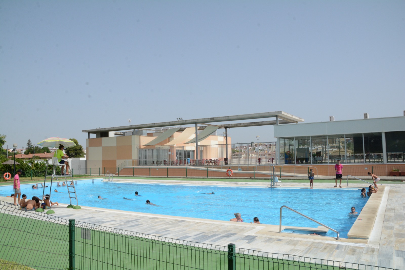 LA PISCINA MUNICIPAL, GRAN ALTERNATIVA DE OCIO PARA COMBATIR LA OLA DE  CALOR | Ayuntamiento de Tomares