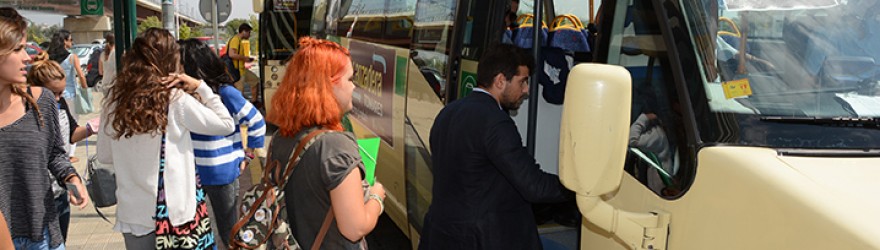 gente en lanzadera al metro