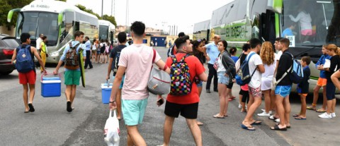 LOS AUTOBUSES DE “LOS JUEVES A LA PLAYA” ACERCAN LA COSTA A TOMARES